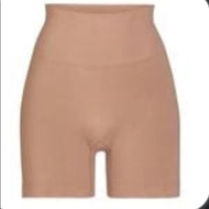 SKIMS SMOOTHING SHORT | SIENNA × 1
SIENNA / 3X NEW